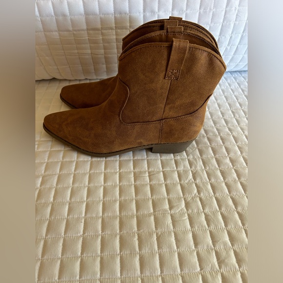 AJC110 short brown boots perfect for dresses or jeans. - Picture 3 of 6